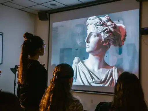 Una estudiante analizando una obra como parte del diplomado en historia del arte contemporáneo